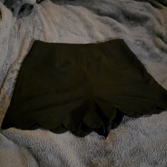 Monteau Scalloped Black Shorts - Picture 1 of 4
